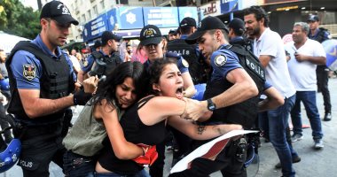 الشرطة التركية تعتدى على النساء باللكمات والركلات وشد الشعر.. فيديو