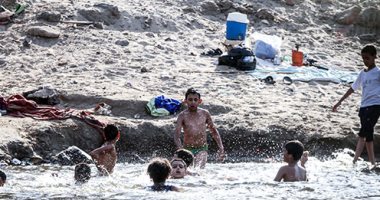 مواطنون يهربون من الطقس الحار بالاستحمام فى مياه النيل بالحوامدية