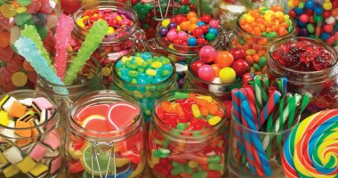 قبل ماتشتريله حلويات.. اعرف أضرار المواد الحافظة على صحة طفلك