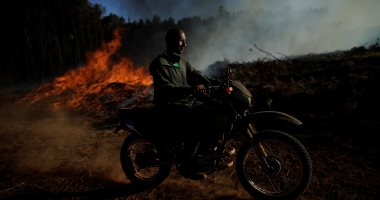 صور.. فرق الإطفاء تواصل إخماد حرائق الغابات فى البرازيل