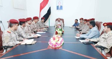 نائب الرئيس اليمنى يلتقى القيادات العسكرية لبحث التطورات الميدانية