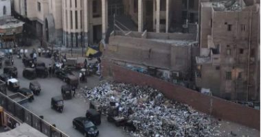 شكاوى من تلال القمامة أمام المسجد الكبير بعزبة النخل