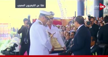 اللواء أحمد إبراهيم يهدى الرئيس درع أكاديمية الشرطة فى حفل تخرج دفعة جديدة