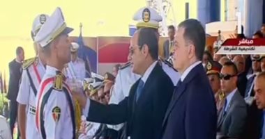 فيديو.. الرئيس السيسي يكرم أوائل طلاب كلية الشرطة بحفل تخرجهم
