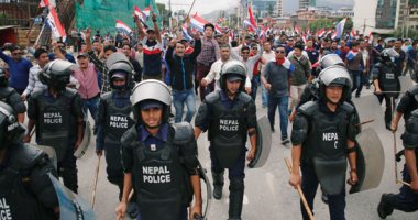 أعمال عنف فى نيبال احتجاجا على قرار الحكومة منع الأطباء من الإضراب - صور