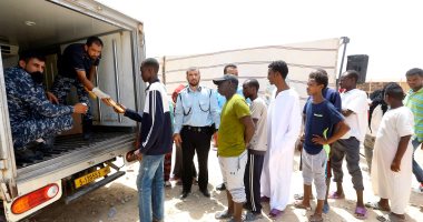 صور.. ليبيا توزع مساعدات غذائية على المهاجرين فى طرابلس