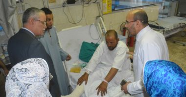 فيديو.. محافظ المنيا يزور حالتين من مصابى حادث الشرفا بمسشتفى التأمين الصحى