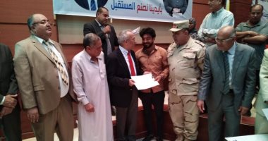 فيديو.. محافظ شمال سيناء يسلم 23 سيارة لشباب الخريجين