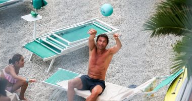 كونتى يغسل أحزان الإقالة من تدريب تشيلسى على شواطئ إيطاليا.. صور