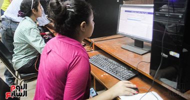 إقبال متوسط لطلاب التنسيق على معامل الحاسب الآلى بجامعة القاهرة - صور