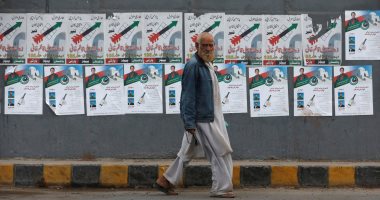 صور.. انتشار لافتات الدعاية الانتخابية فى شوارع باكستان قبل ساعات من التصويت