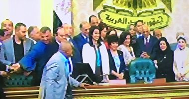  النواب يلتقطون صورة تذكارية مع على عبد العال عقب نهاية دور الانعقاد الثالث 
