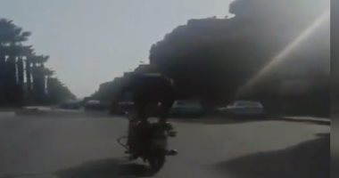 فيديو.. متهور يقود موتوسيكل بطريقة "الحصان" ويعرض المارة للخطر بشارع الهرم