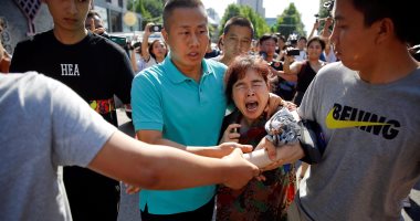 الشرطة الصينية تلقى القبض على امرأة حاولت الانتحار أمام السفارة الأمريكية - صور
