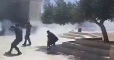 ننشر فيديو جديد لاعتداء قوات الاحتلال الإسرائيلى على المصلين داخل الأقصى