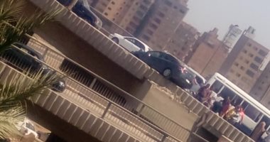 قارئة تشارك بصور حادث سيارة على كوبرى عرابى دون إصابات.. وتطالب بصيانة السور