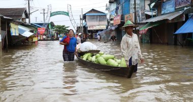 صور.. آلاف السكان يهربون من مياه الفيضانات فى ميانمار