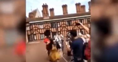 فيديو.. رد فعل حرس ملكة بريطانيا مع فتاة التقطت "سيلفى" أمام قصر وندسور ؟
