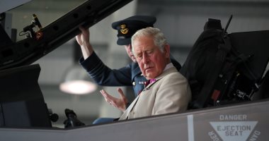 صور.. الأمير تشارلز يتفقد قاعدة جوية بريطانية فى جزيرة نورفولك