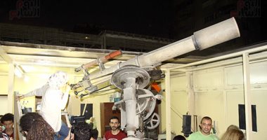 صور.. تليسكوب أمام مسجد مصطفى محمود لرصد ظاهرة الخسوف