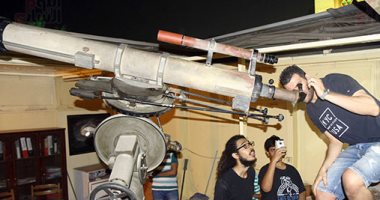 صور.. المواطنون يقبلون على تليسكوب "مصطفى محمود" لمشاهدة الخسوف