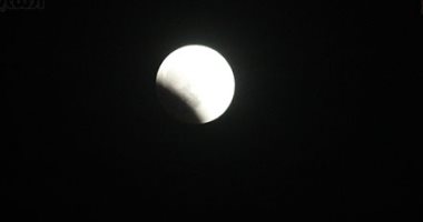 صور.. بدء خسوف القمر وتليسكوب مرصد حلوان ينقل بث مباشر للزائرين 