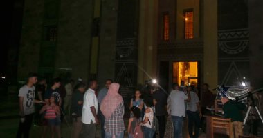 صور.. توافد أهالى أسوان لمتابعة أطول خسوف قمرى منذ 100 عام بمتحف النيل