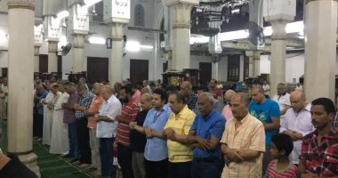صور.. مساجد الإسكندرية تمتلئ بالمصلين تزامنا مع الخسوف