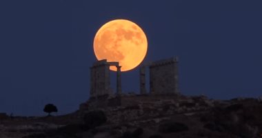 فيديو.. شاهد أروع صعود للقمر الدموى فوق معبد بوسيدون فى أثينا