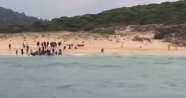 فيديو.. عشرات المهاجرين يضلون الطريق ويصلون شاطئ للعراة بإسبانيا