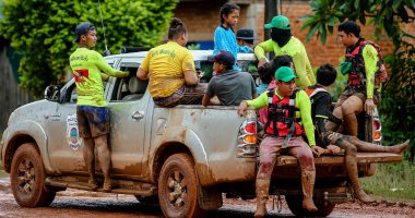 صور.. فرق الإنقاذ تواصل البحث عن مفقودين فى لاوس بعد اجتياحها الفيضانات