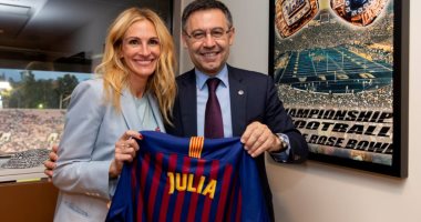 بارتوميو يهدى جوليا روبرتس قميص برشلونة على هامش معسكر أمريكا