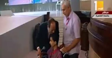 الرئيس السيسى يقبل رأس شاب مصرى من المتميزين تعليميا أثناء تكريمه