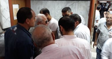 صور.. محافظ بورسعيد يطمئن على مصابى حادث أتوبيس العمال