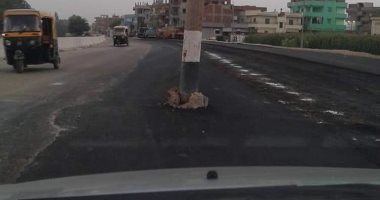 "حاسب أحسن تلبس".. عمود كهرباء وسط طريق الحسينية بالشرقية