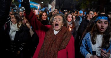 صور.. الأرجنتينيون يتظاهرون ضد قانون الإجهاض فى مدينة أوليفوس