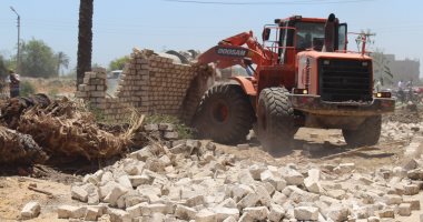 إزالة 17 حالة تعد على الأراضى الزراعية فى حملة بقرية أولاد عزاز بسوهاج