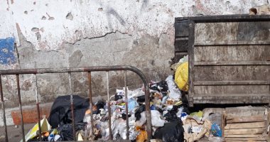 اضبط مخالفة.. مصدات مرور تتحول حاجز لجمع القمامة فى محافظة قنا