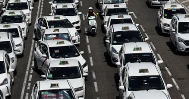 صور.. سائقو التاكسى يواصلون إضرابهم بالعاصمة الأسبانية مدريد