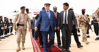 صور..رئيس اليمن يصل المهرة لإطلاق مشروعات إعادة الإعمار بدعم من السعودية