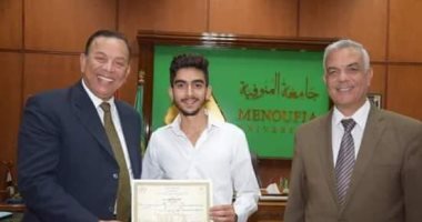 رئيس جامعة المنوفية يسلم شهادات إتمام التدريب للطلاب العرب