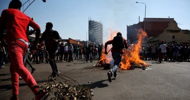 محتجون يحرقون إطارات السيارات فى زيمبابوى بسبب قرارات اقتصادية