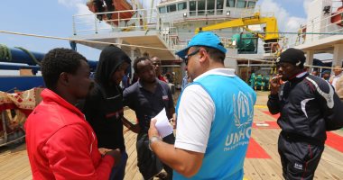 صور.. سفينة عالقة تحمل 40 مهاجرا بالبحر المتوسط ترسو فى ميناء جرجيس بتونس