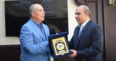 محافظ البحر الأحمر يهدى درع المحافظة لنائب مدير الأمن 