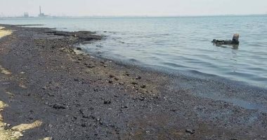 "معهد علوم البحار" يرصد بقعة تلوث زيتى بشاطئ السويس بطول كيلو متر