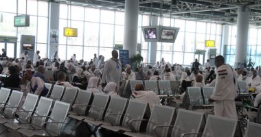 439 حاجا من أمريكا وبريطانيا وفرنسا يصلون مطار القاهرة متوجهين للأراضى المقدسة