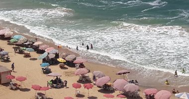 فيديو وصور.. ارتفاع الأمواج يحد من الإقبال على شواطئ الإسكندرية اليوم