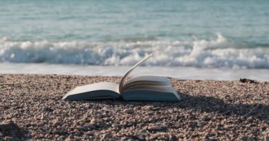 اقرأ وصيف.. روايات تصلح للقراءة على شاطئ البحر