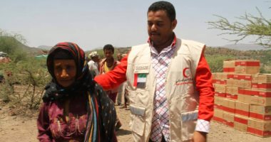 الهلال الأحمر الإماراتى يوزع 2500 سلة إغاثية لليمنيين فى شبوة