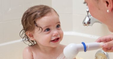 فيديو معلوماتى.. 6 نصائح بسيطة عشان طفلك يحب "الاستحمام"
